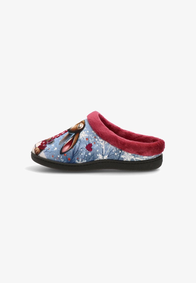 Zapatillas de casa con parte superior de tela azul con diseño de conejo, detalles en rojo y un suave forro de piel sintética rosa. Suela de goma negra que proporciona agarre.