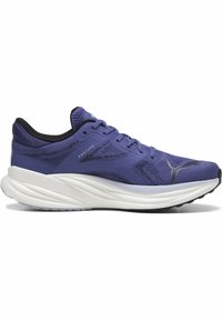 Scarpa da corsa viola con tomaia in rete, dettagli neri e suola intermedia bianca spessa. Presenta tessuto testurizzato e un logo riflettente.