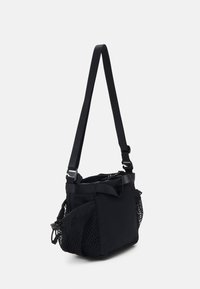 Borsa a tracolla nera realizzata in tessuto con lati in rete, tracolla regolabile, forma strutturata e un singolo manico superiore.