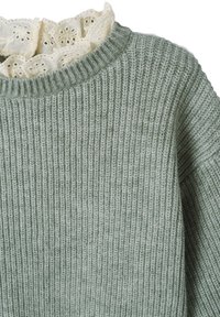 Hellgrüner, gerippter Pullover mit Rundhalsausschnitt, der ein weißes Spitzenvolant am Kragen aufweist. Weiche Textur und mittleres Gewicht.