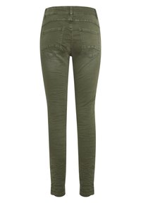 Jeans skinnies de color verde olivo con una textura suave, que presentan una cinturilla estándar y dos bolsillos traseros con contornos cosidos.
