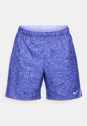 Lila Sportshorts mit einem Spritzmuster in verschiedenen Farbtönen, elastischem Bund und kleinem weißem Nike-Logo unten rechts.