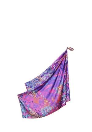 Foulard en soie avec des motifs floraux et paon vibrants en violet, rose, bleu et orange, noué à un coin.