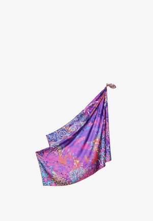 Foulard en soie avec des motifs floraux et paon vibrants en violet, rose, bleu et orange, noué à un coin.