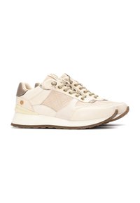 Baskets beiges avec une tige en cuir texturé, accents crémeux contrastants, œillets dorés et semelle rembourrée pour le confort.