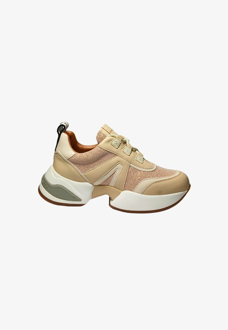 Beige Sport Schuhe mit einem strukturierten Mesh-Obermaterial, glatten Lederelementen und einer klobigen weißen Sohle mit einem Hauch von Grau. Verstellbare Schnürsenkel sind enthalten.