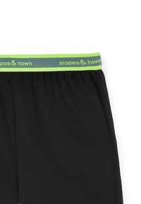 Czarne szorty z zielonym elastycznym pasem, z napisem "slopes & town" w szarym kolorze, wykonane z miękkiego, elastycznego materiału.