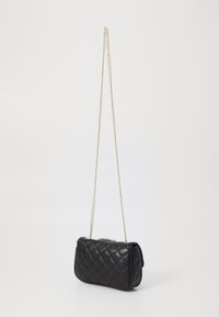 Sacoche en simili cuir matelassé noir avec une bandoulière en chaîne dorée. Elle présente une forme rectangulaire et une texture lisse avec un motif en losanges.