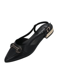 Zapato negro de piel con talón descubierto y punta afilada, con un herraje dorado decorativo y un tacón bajo. Presenta una delgada correa en el tobillo y una textura suave.