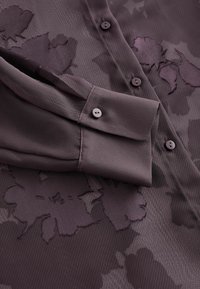 Next FLORAL SHEER - Skjortebluser - wine
