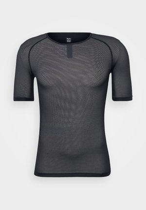Chemise noire en maille à manches courtes avec un col rond et une texture subtile. Présente des coutures renforcées et une petite étiquette logo près du col.