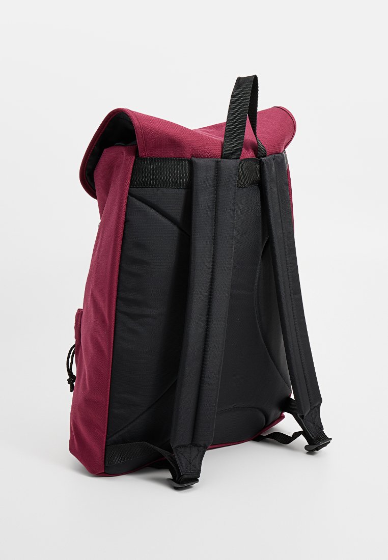 Bordeaux- und schwarzer Rucksack mit gepolstertem Rücken, verstellbaren Trägern und Rolltop-Design. Besitzt eine strukturierte Oberfläche und einen seitlichen Zugverschluss.