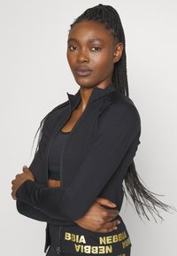 Nebbia NEBBIA WOMEN'S ZIP-UP JACKET INTENSE WARM-UP - Treningsjakke - black/gold