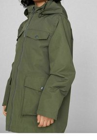 Veste à capuche vert olive en tissu lisse et résistant à l'eau. Elle comporte une fermeture éclair frontale, deux poches poitrine à boutons-pression, et une coupe décontractée.