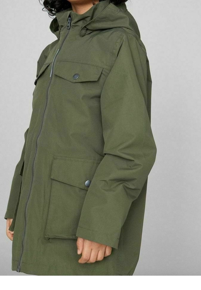 Veste à capuche vert olive en tissu lisse et résistant à l'eau. Elle comporte une fermeture éclair frontale, deux poches poitrine à boutons-pression, et une coupe décontractée.