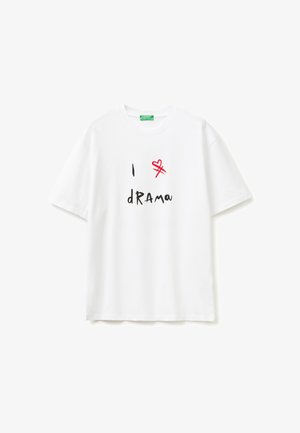 T-shirt blanc à manches courtes avec texte manuscrit noir "I dRAMA" et un cœur rouge barré au-dessus du mot.