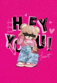 Kreskówkowy niedźwiedź w okularach przeciwsłonecznych, ubrany w różową koszulkę "GIRL", jasnoniebieskie luźne dżinsy i różowe trampki, na różowym tle z zabawnym tekstem.