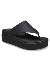 Infradito platform neri Crocs con una fascia larga, suola texturizzata e design a punta arrotondata. Realizzati in materiale flessibile, presentano un branding minimale.