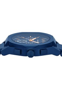 Orologio in metallo blu con cassa ottagonale, superficie testurizzata, dettagli arancioni e quadranti cronografici. Include pulsanti laterali.