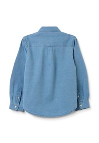 Camicia di denim azzurro chiaro con maniche lunghe, colletto a punta, orlo curvo e polsini con due bottoni. Presenta una piega al centro della schiena.