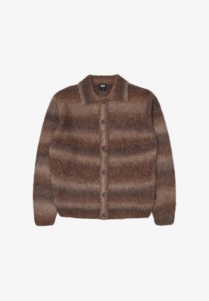 Bruin gestreepte button-up cardigan gemaakt van zachte, textuurstof. Beschikt over een kraag en vijf knopen aan de voorkant.