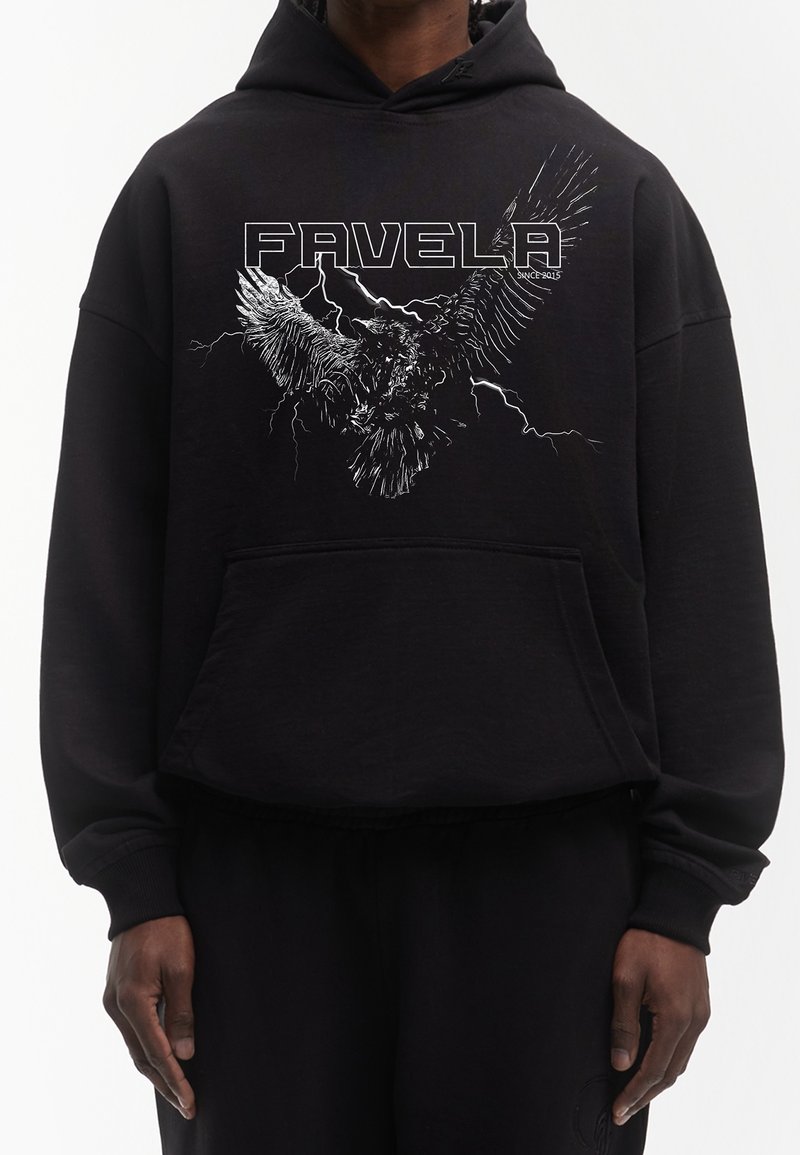 Felpa nera con cappuccio, grafica di un'aquila e testo "FAVELA". Presenta una tasca frontale e maniche con polsini. Tessuto morbido con vestibilità comoda.