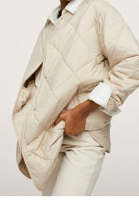 Mango Bunda z prachového peří - beige
