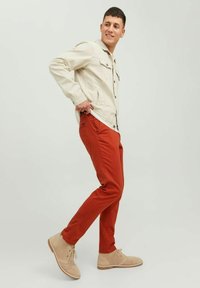 Jack & Jones JPSTMARCO NOOS - Chinos - picante