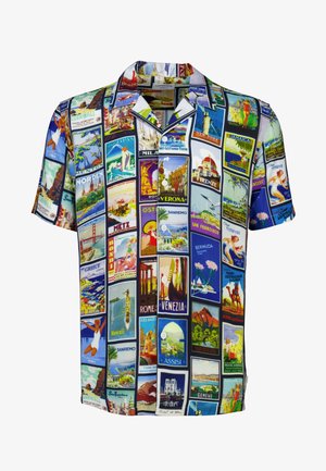 Camicia a maniche corte con un collage di stampe a tema viaggio colorate, prevalentemente blu, con bottoni e un design del colletto rilassato.