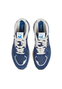 Ténis de desporto azul-marinho com material em camurça e sintético, apresentando detalhes brancos, atacadores planos e sola de borracha. Logótipo na língua.