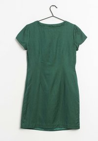 Grön klänning med kort ärm i slät tyg, med rund halsringning och subtila axeldetaljer, hängande på en svart galge mot en vit bakgrund.
