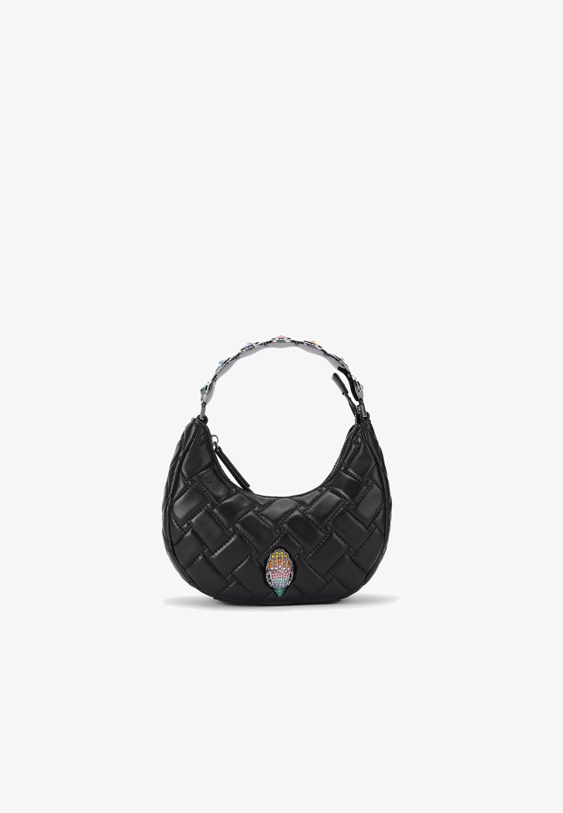 Sac à main en cuir tressé noir avec une forme incurvée, présentant un accent en cristal décoratif et une sangle multicolore. Fermeture éclair incluse.