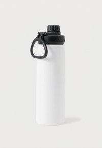 Λευκό κυλινδρικό μπουκάλι νερού με μαύρο καπάκι με βίδα και λαβή σε σχήμα βρόχου προσαρτημένη στο καπάκι, σε όρθια θέση σε λευκό φόντο.