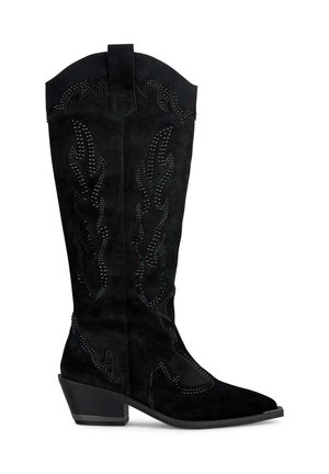 Bottes de cowboy en daim noir avec des coutures décoratives et des accents cloutés. Présentent un bout pointu et un talon empilé. Design haut et structuré.