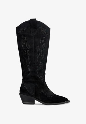 Bottes de cowboy en daim noir avec des coutures décoratives et des accents cloutés. Présentent un bout pointu et un talon empilé. Design haut et structuré.