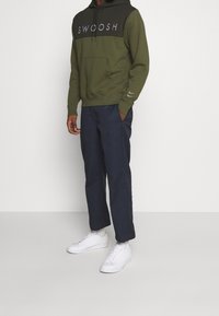 Nike Sportswear Luvtröja - olive