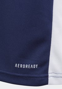 Námořnicky modré sportovní tričko s bílými akcenty, vyrobené z texturované tkaniny s bílým logem "AEROREADY" ve spodní části.