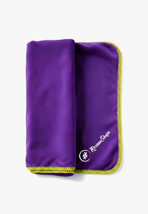 Lila Stoffhandtuch mit glatter Textur, versehen mit gelber Naht und einem weißen, an der Ecke aufgedruckten Logo.
