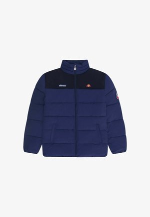 Granatowa kurtka puchowa z wysokim kołnierzem, zapinana na zamek, w poziomej pikowanej konstrukcji, z akcentami logo na klatce piersiowej i rękawie.