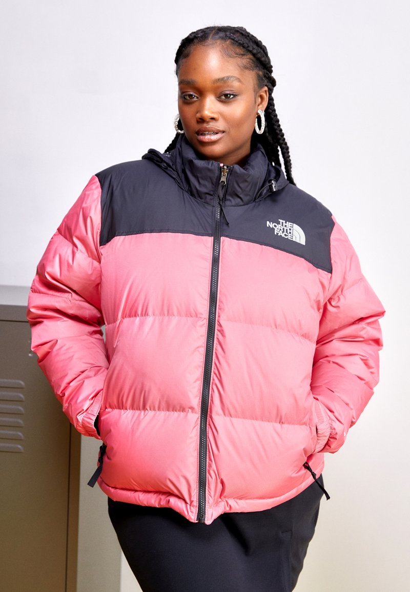 The North Face PLUS 1996 RETRO NUPTSE JACKET Down jacket cosmo pink/pink Zalando.co.uk