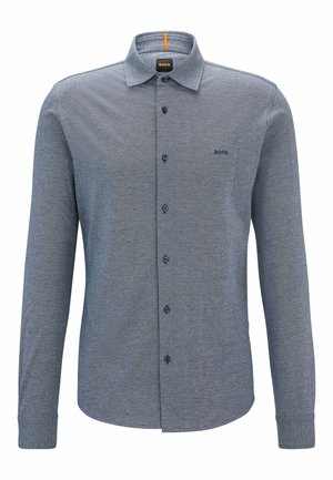 Camisa de manga larga en tejido azul oscuro jaspeado, con un cierre de botones en la parte delantera, cuello extendido y un pequeño logotipo bordado en el pecho.