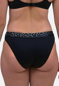 Czarny dół bikini z błyszczącym pasek w wzory, z okrągłymi akcentami. Gładka tekstura, niski krój, minimalne przykrycie.