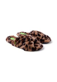 Zapatillas de piel de leopardo con diseño de punta abierta. Textura suave, patrón marrón y negro, con etiqueta de la marca verde en cada zapato.