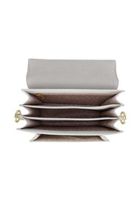 Hellgraue Geldbörse mit glatter Textur, ausgestattet mit drei Fächern und goldenen Hardware-Akzenten, mit eingeprägtem Logo auf dem Innenfutter.