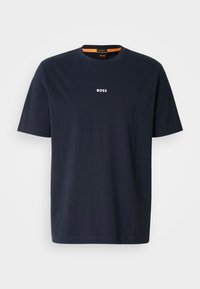 T-shirt bleu marine à manches courtes avec col rond, logo BOSS blanc centré sur la poitrine et détail orange à l’intérieur du col.