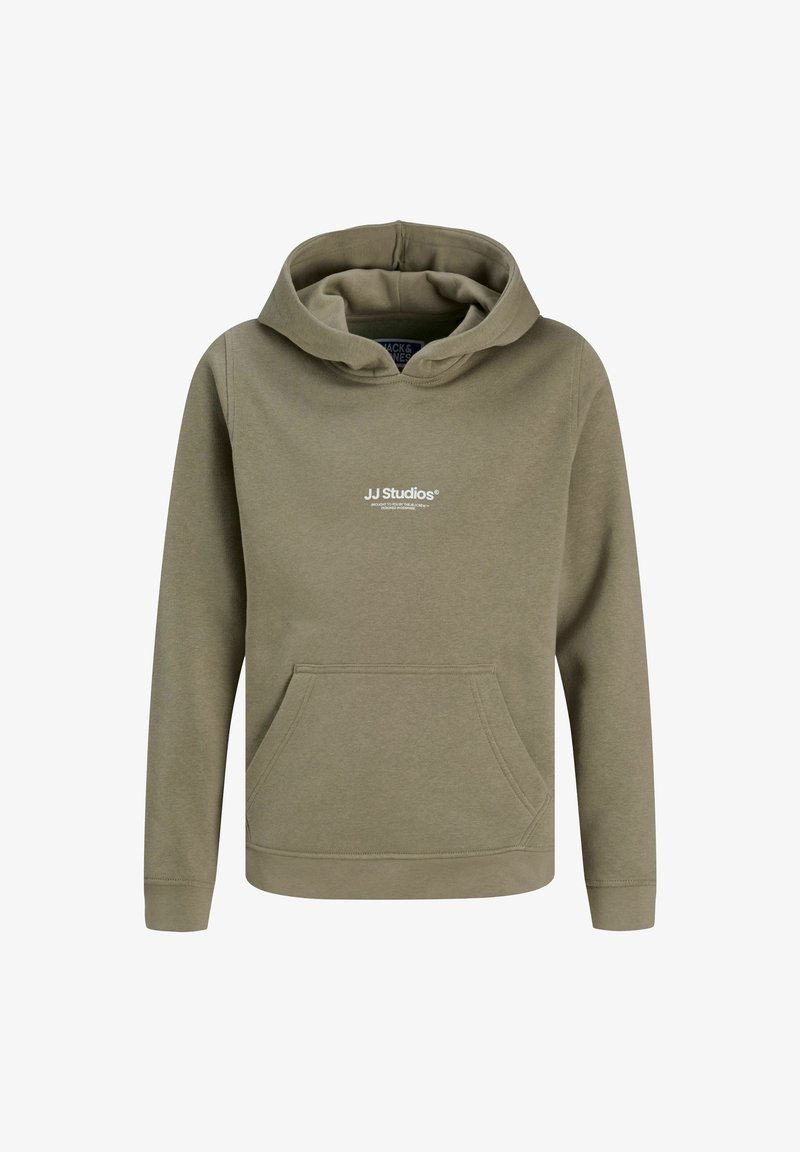 Sudadera verde oliva hecha de tela suave, con un bolsillo tipo canguro en la parte delantera y una capucha con cordón, con el logo "JJ Studios" en el pecho.