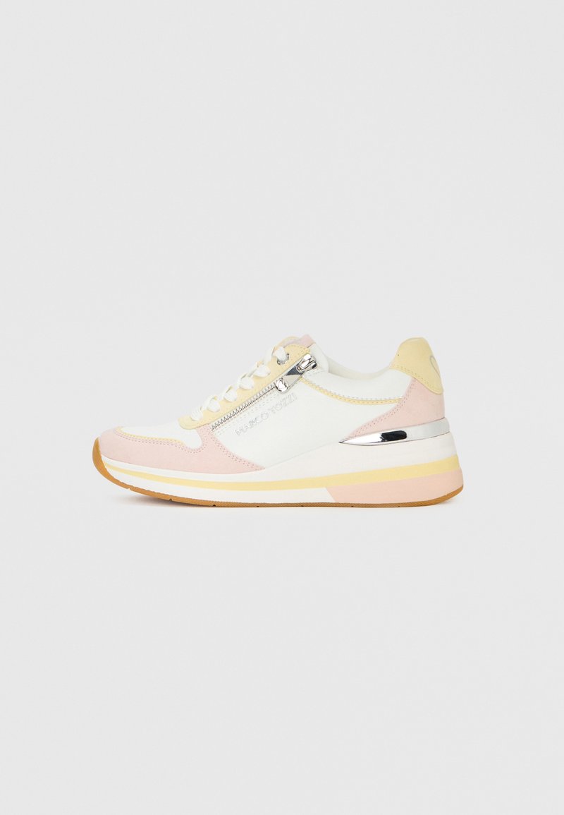 Baskets présentant un mélange de matériaux blancs, roses et jaunes, avec une pointe en suède texturé, un détail zippé et une semelle rembourrée.
