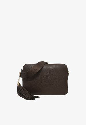 Borsa a tracolla in pelle marrone con logo impressa, superficie strutturata, chiusura con zip e un accento a frangia removibile sulla tracolla.