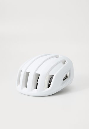 Cască de bicicletă albă cu un design rotunjit, multiple fante de ventilație, o textură netedă și accente reflectorizante pe laturi.