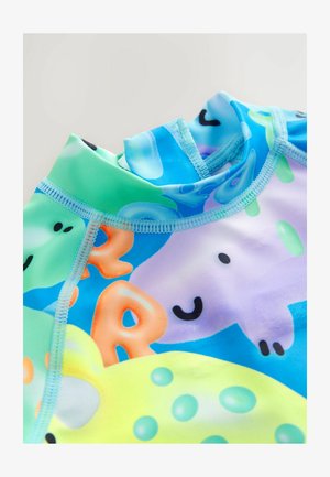 Farebný detský rash guard s modro-zelenou podvodnou témou, usmievavými morskými živočíchmi a hravými tvarmi; hladká, elastická látka.